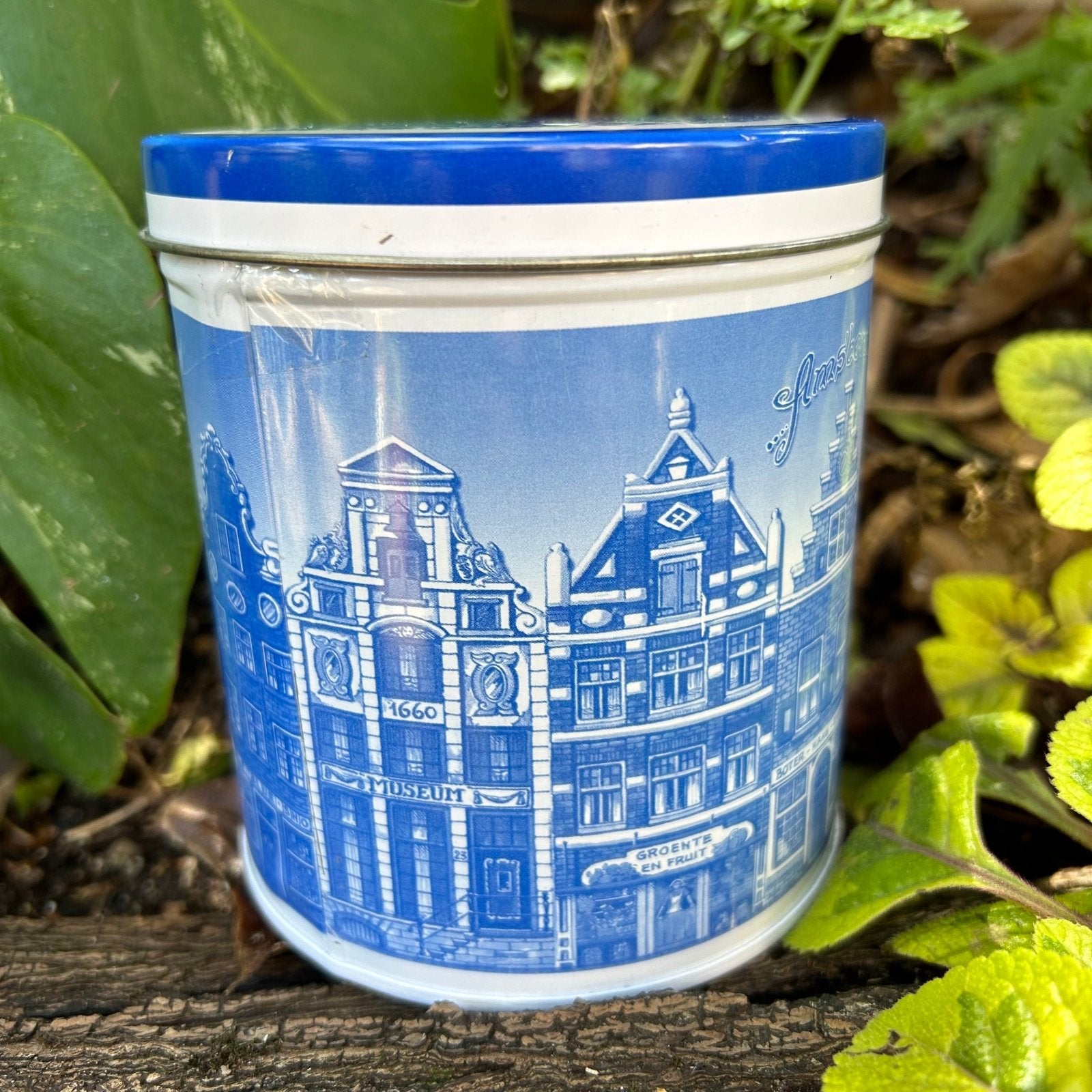 Blikjes Stroopwafels (8-pack in tin) - Blue Facades Amsterdam | The Deli Blikjes Stroopwafels (8-pack in tin) - Blue Facades Amsterdam | The Deli