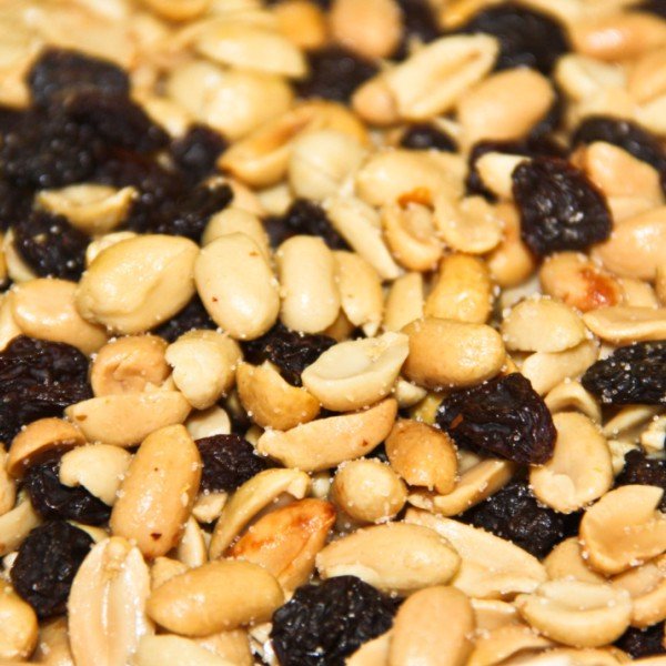 Peanuts Roasted & Raisins (1kg) - The Deli